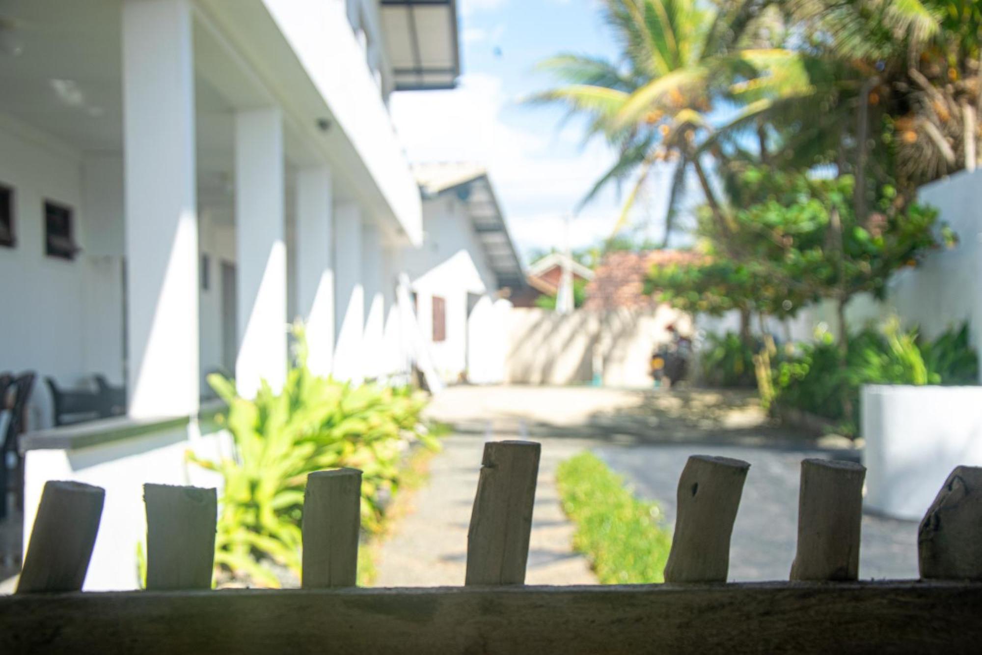 Sailors' Bay Bed & Breakfast Hikkaduwa Bagian luar foto