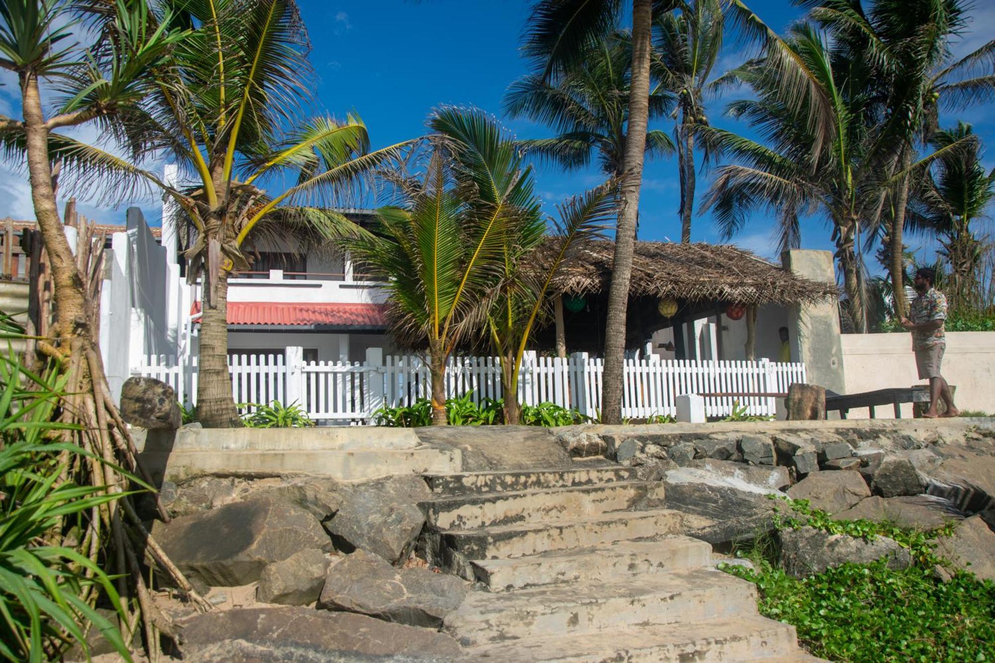 Sailors' Bay Bed & Breakfast Hikkaduwa Bagian luar foto