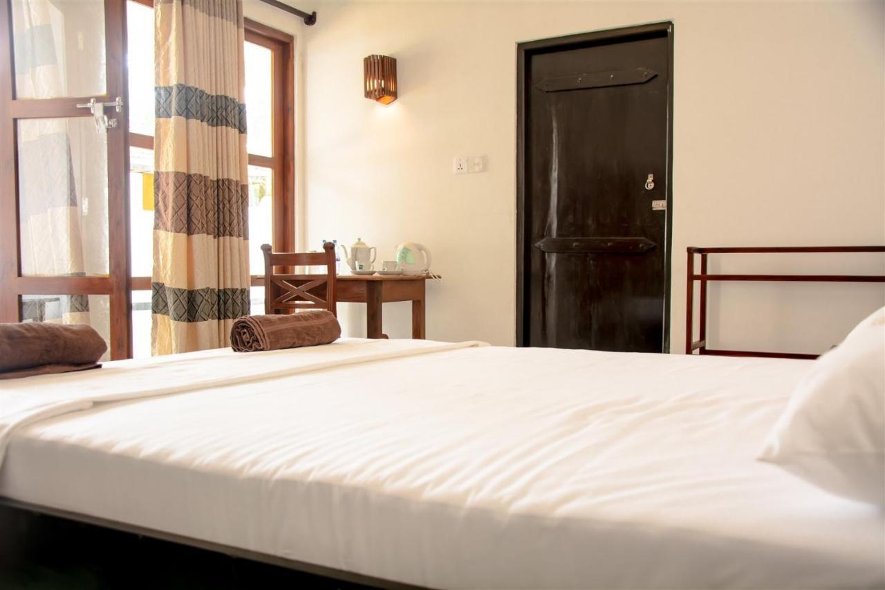 Sailors' Bay Bed & Breakfast Hikkaduwa Bagian luar foto